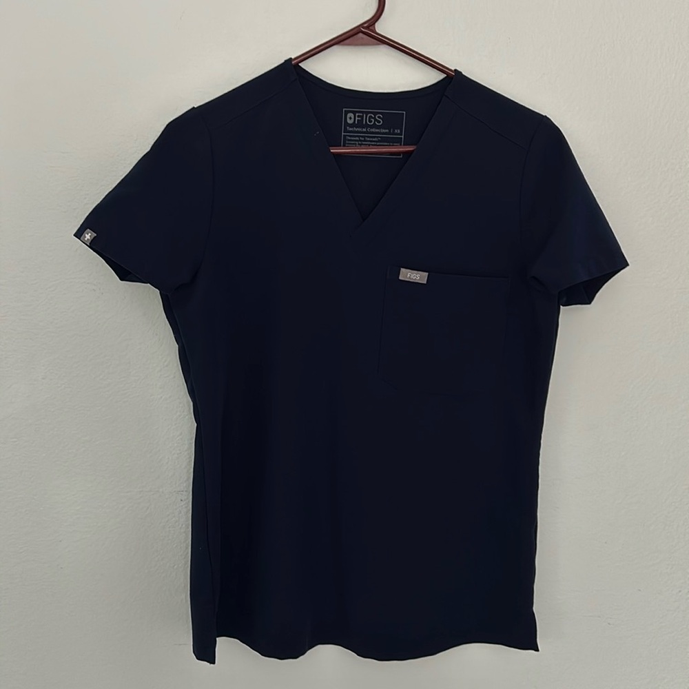 Figs xs Catarina one pocket scrub top in navy blue